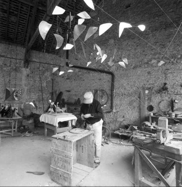 Calder i sit studio